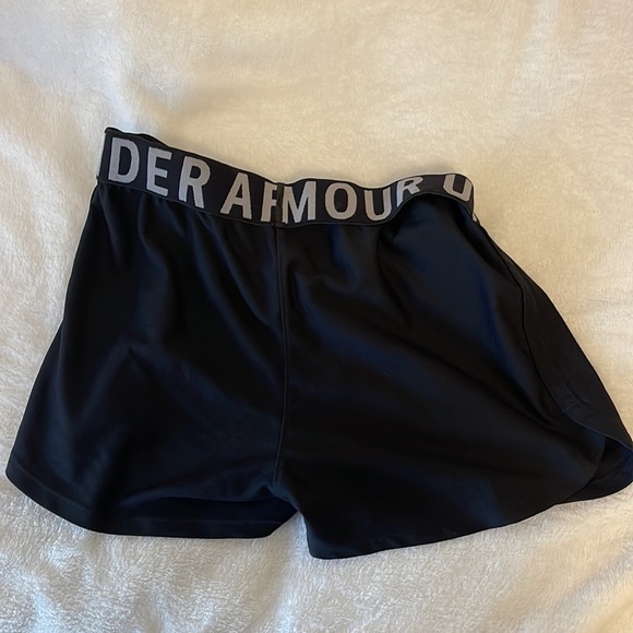 YM-Kids Under Armour Shorts - Picture 2 of 3